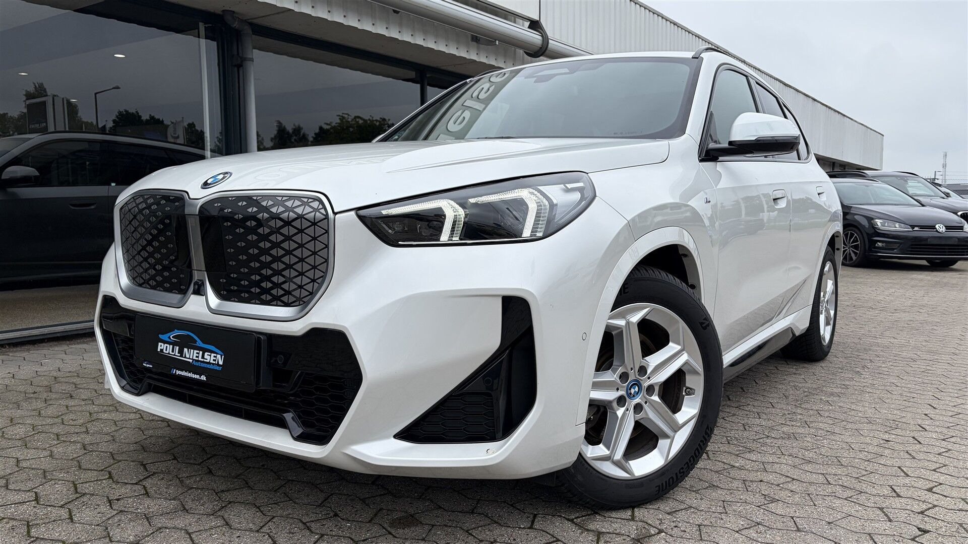 Hvid BMW iX1 fra 2025