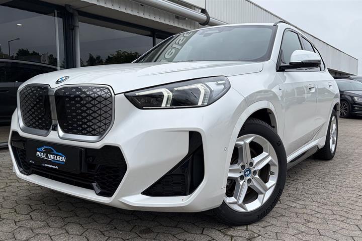 Hvid BMW iX1 fra 2025