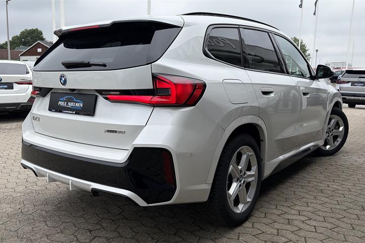 Hvid BMW iX1 fra 2025