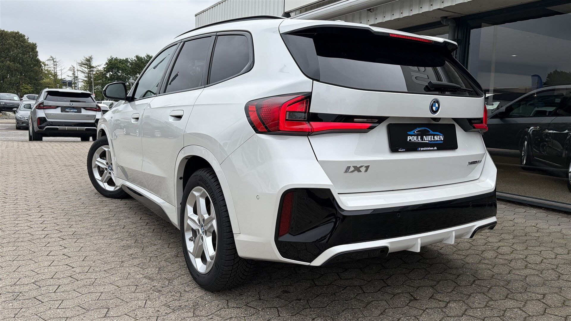 Hvid BMW iX1 fra 2025