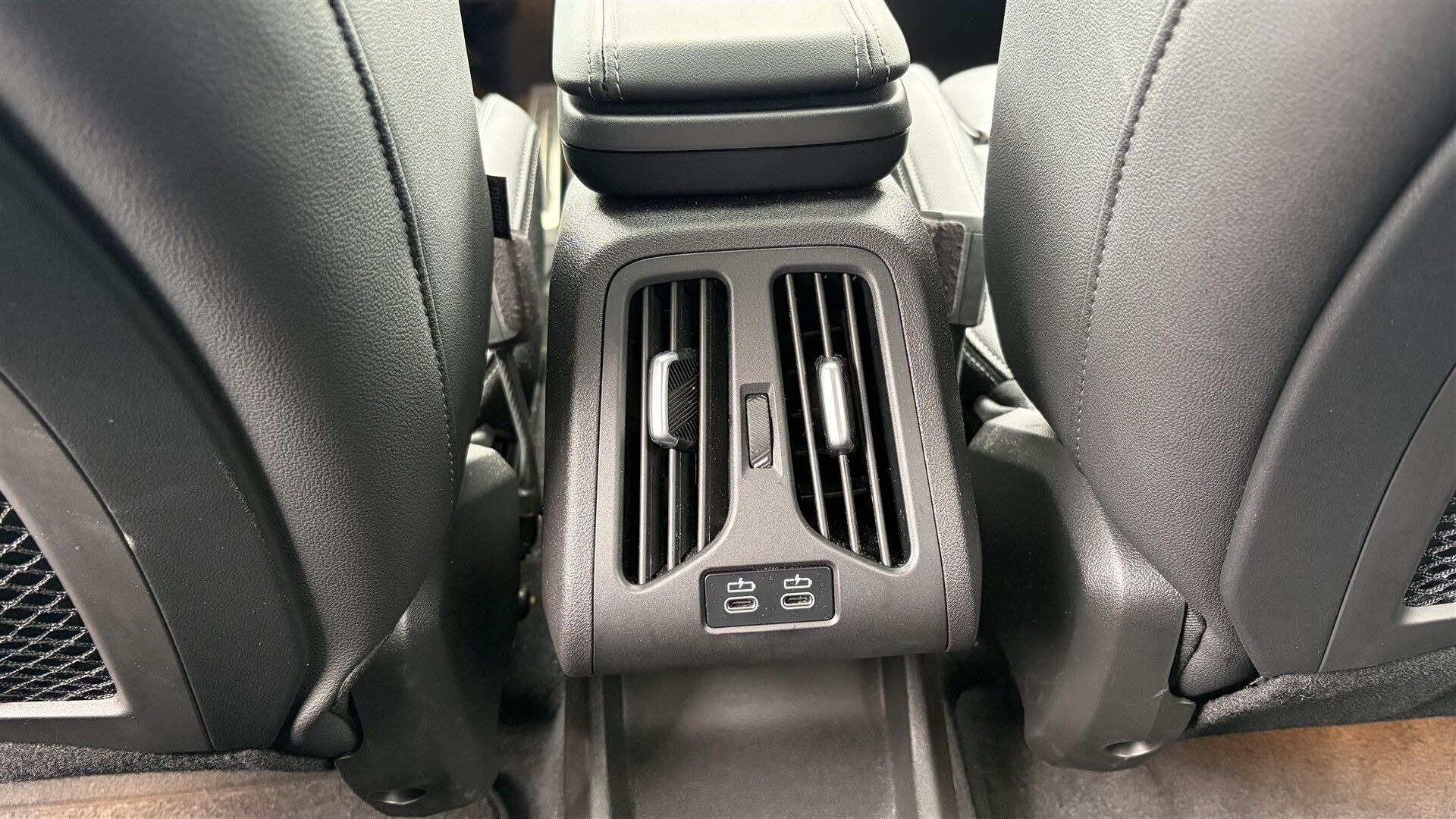 Hvid BMW iX1 fra 2025