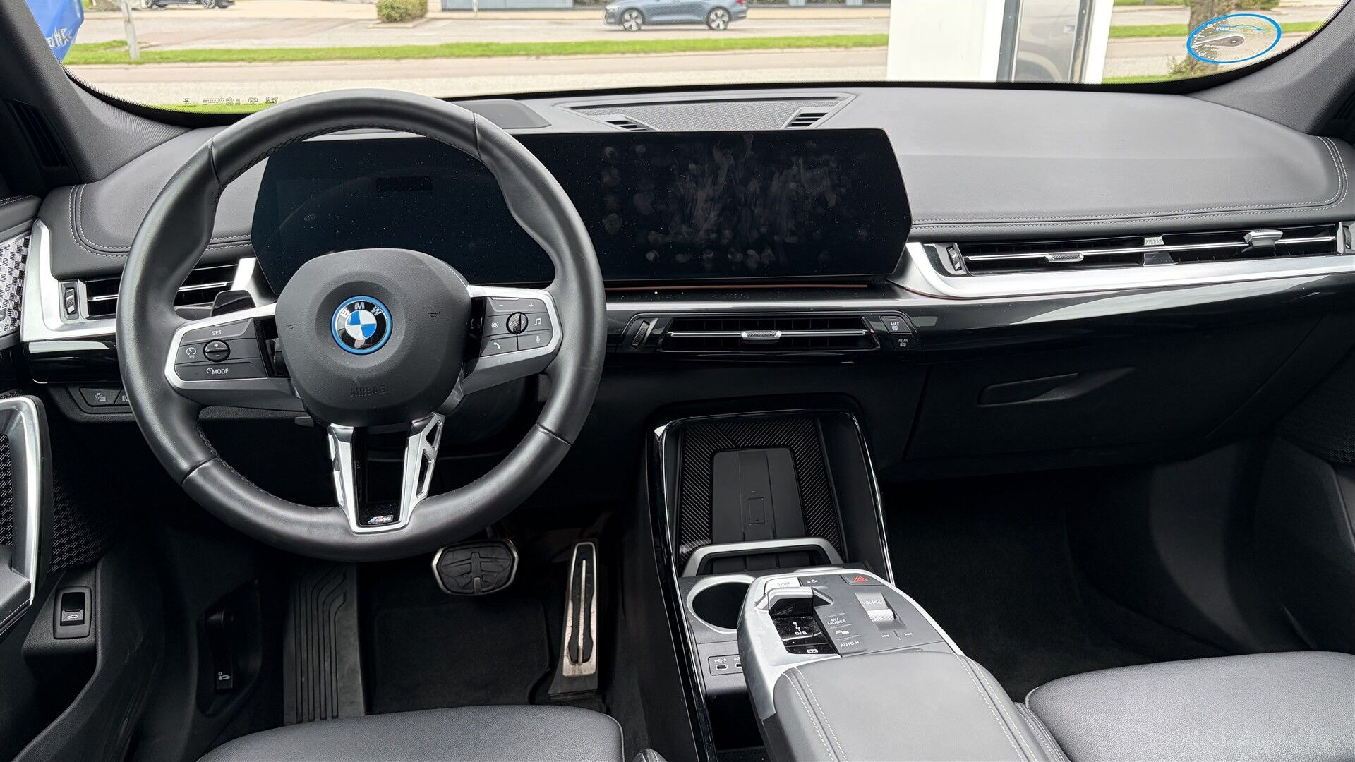 Hvid BMW iX1 fra 2025