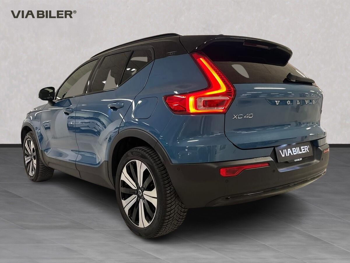 Blå Volvo XC40 fra 2022
