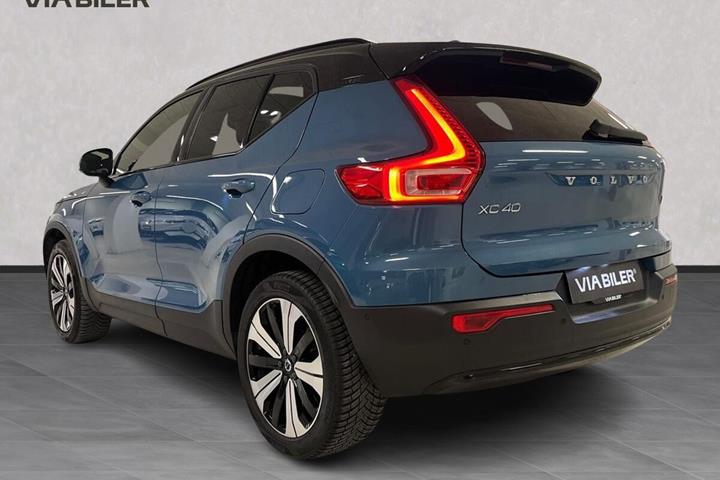 Blå Volvo XC40 fra 2022