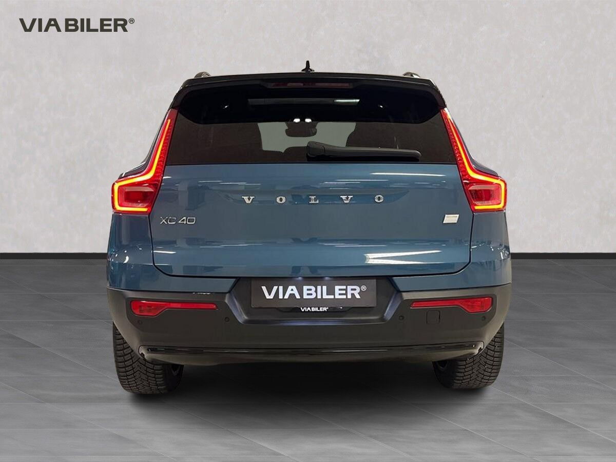 Blå Volvo XC40 fra 2022