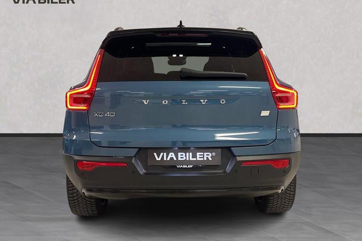 Blå Volvo XC40 fra 2022