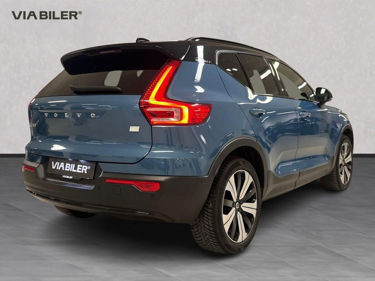 Blå Volvo XC40 fra 2022