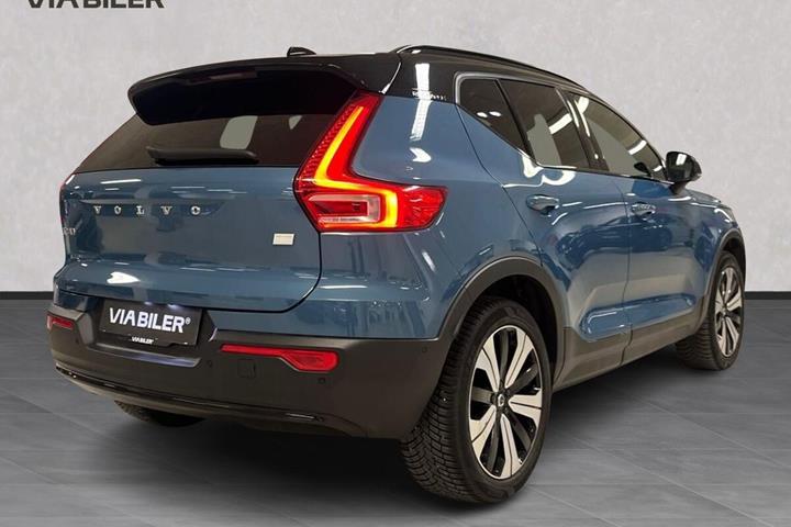 Blå Volvo XC40 fra 2022