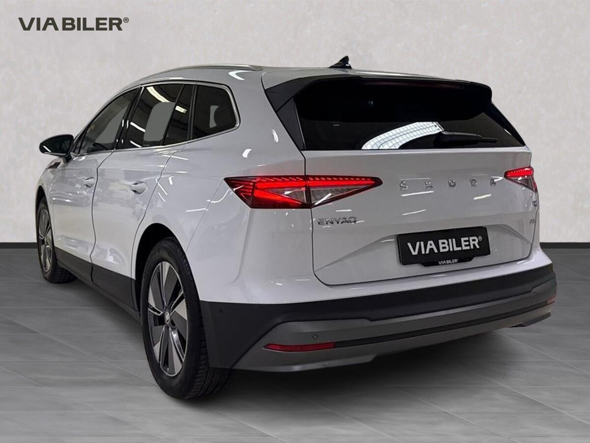 Hvid Skoda Enyaq fra 2022