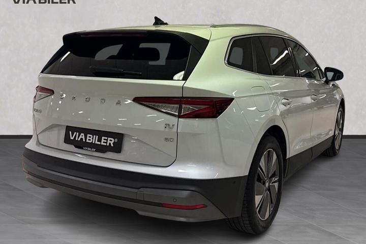 Hvid Skoda Enyaq fra 2022