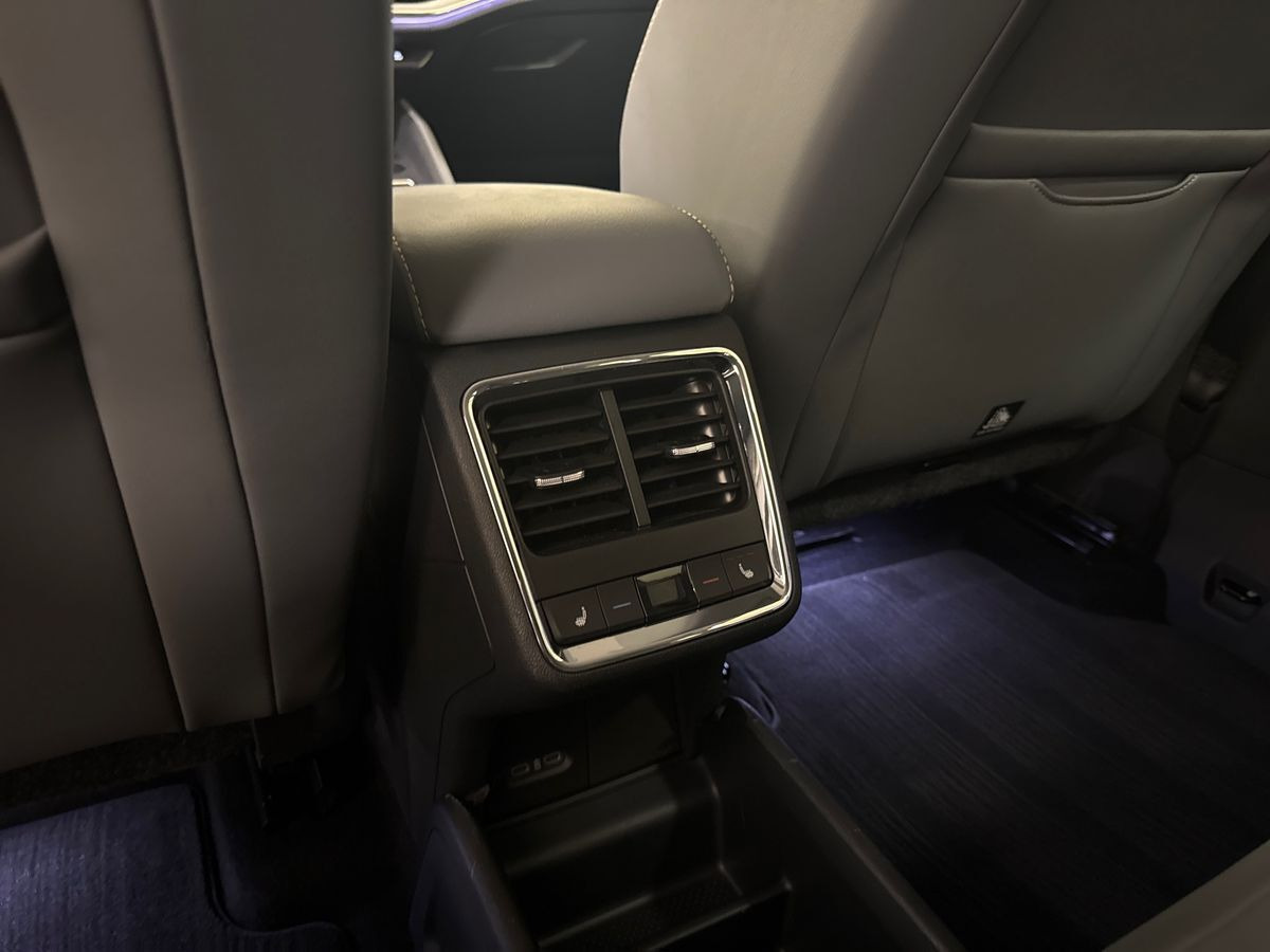 Hvid Skoda Enyaq fra 2022