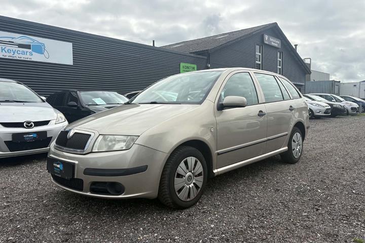 Beige Skoda Fabia fra 2004 set udefra