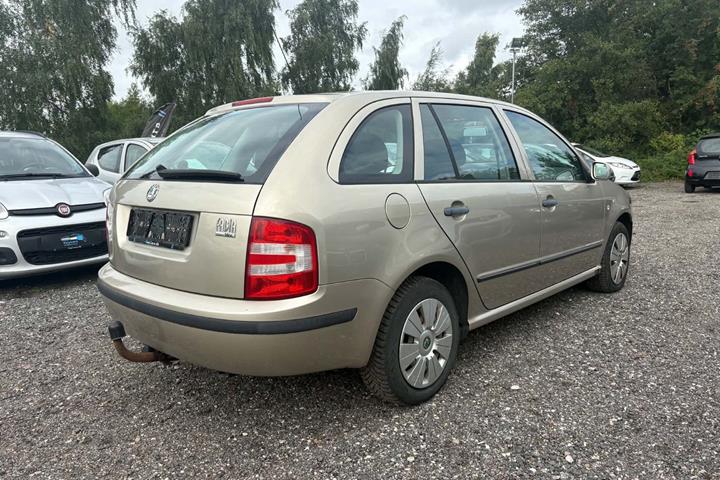 Beige Skoda Fabia fra 2004