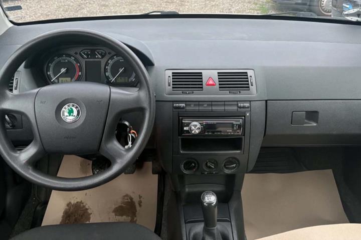 Beige Skoda Fabia fra 2004