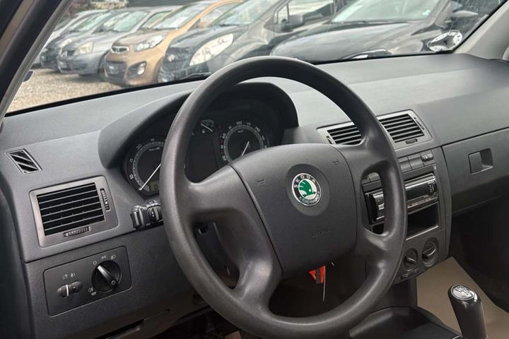 Beige Skoda Fabia fra 2004