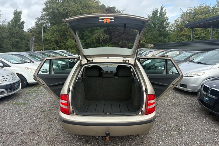 Beige Skoda Fabia fra 2004