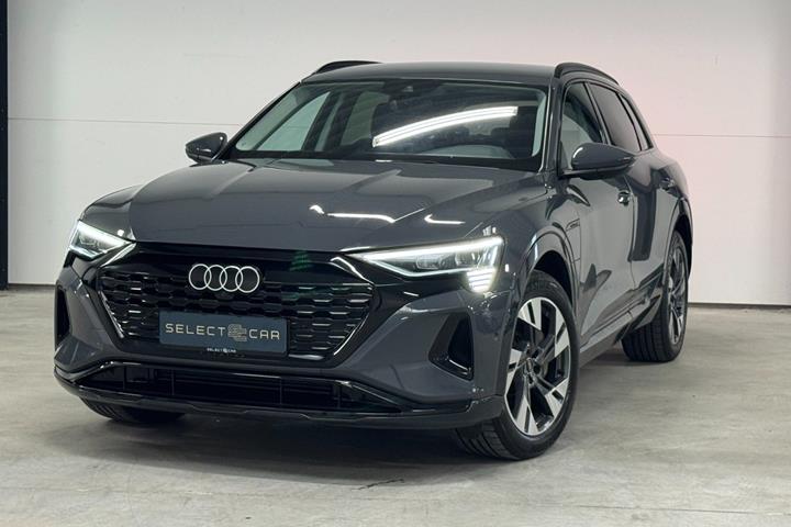 Grå Audi Q8 e-tron fra 2023