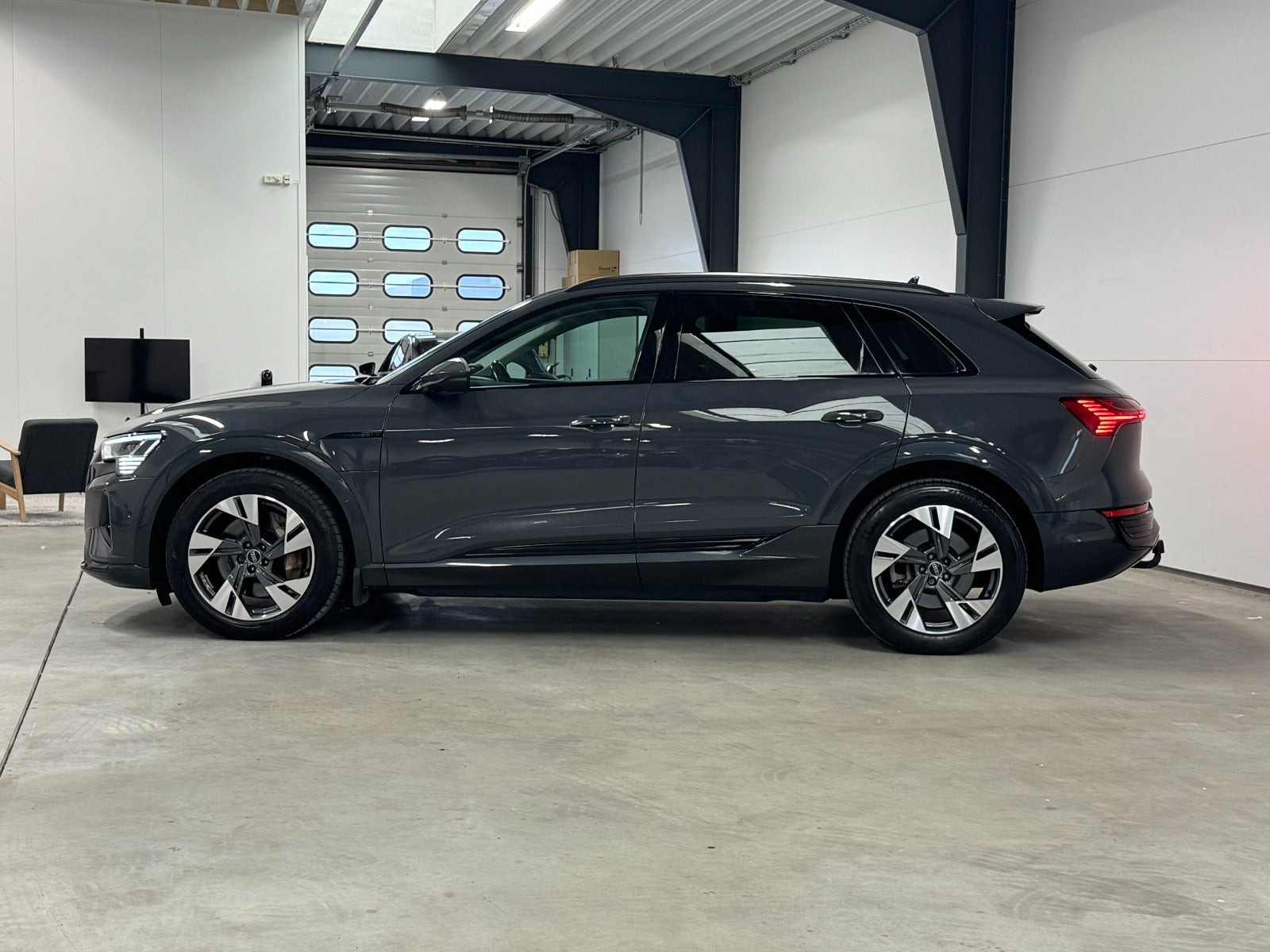 Grå Audi Q8 e-tron fra 2023