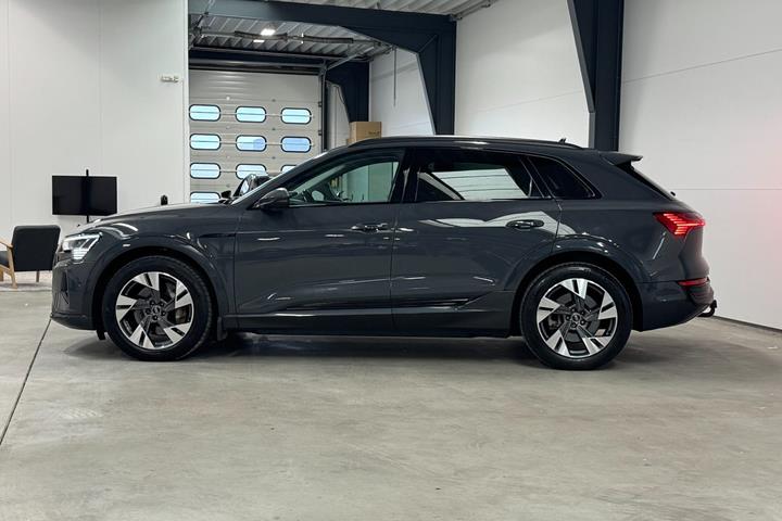 Grå Audi Q8 e-tron fra 2023