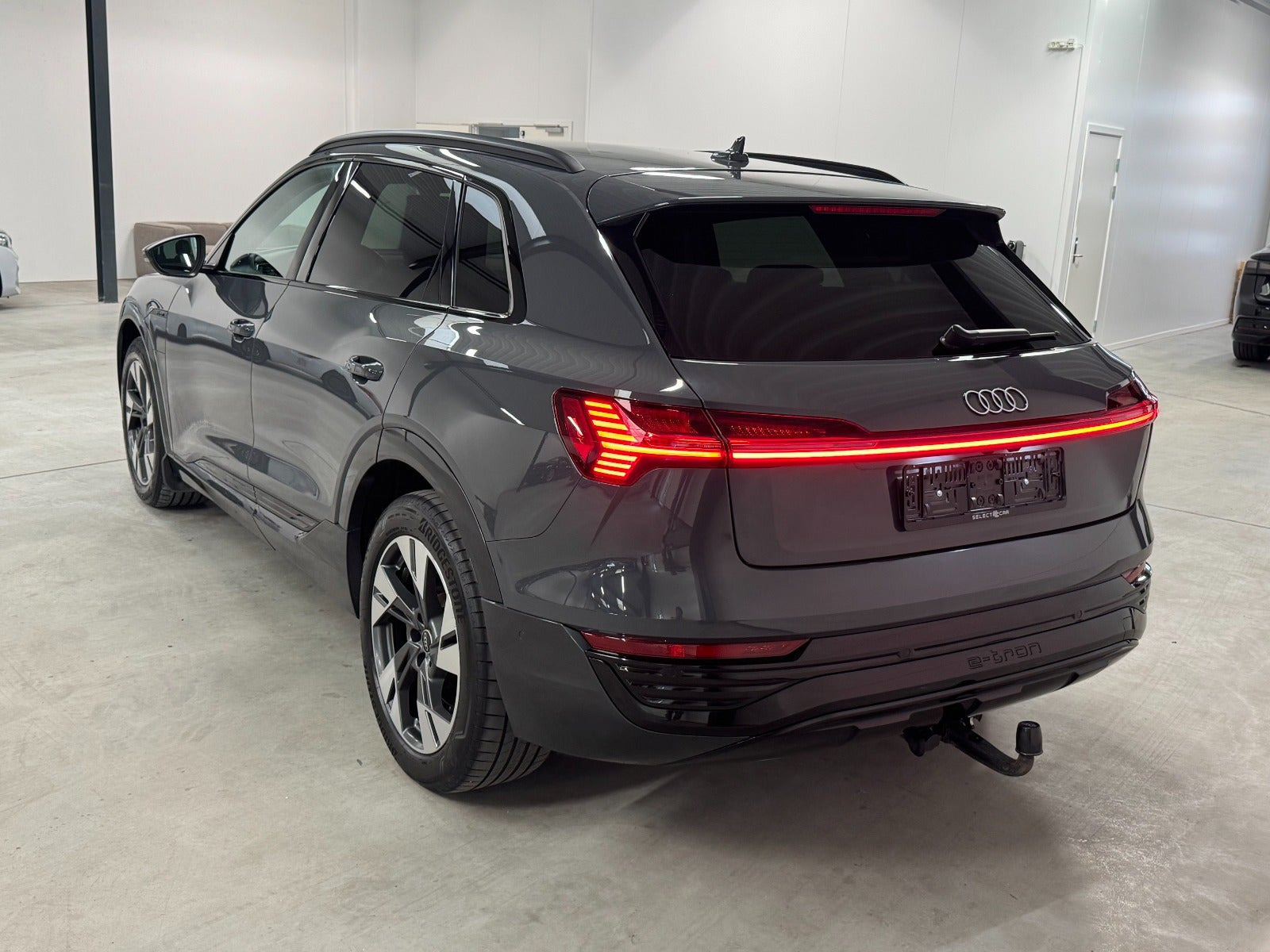 Grå Audi Q8 e-tron fra 2023