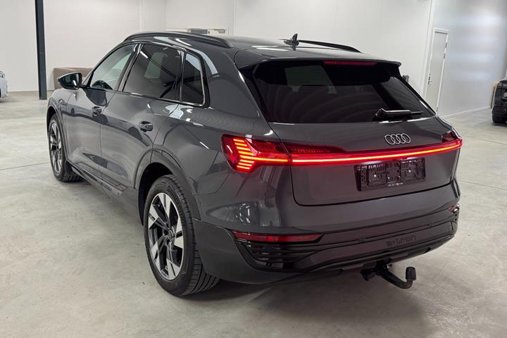 Grå Audi Q8 e-tron fra 2023