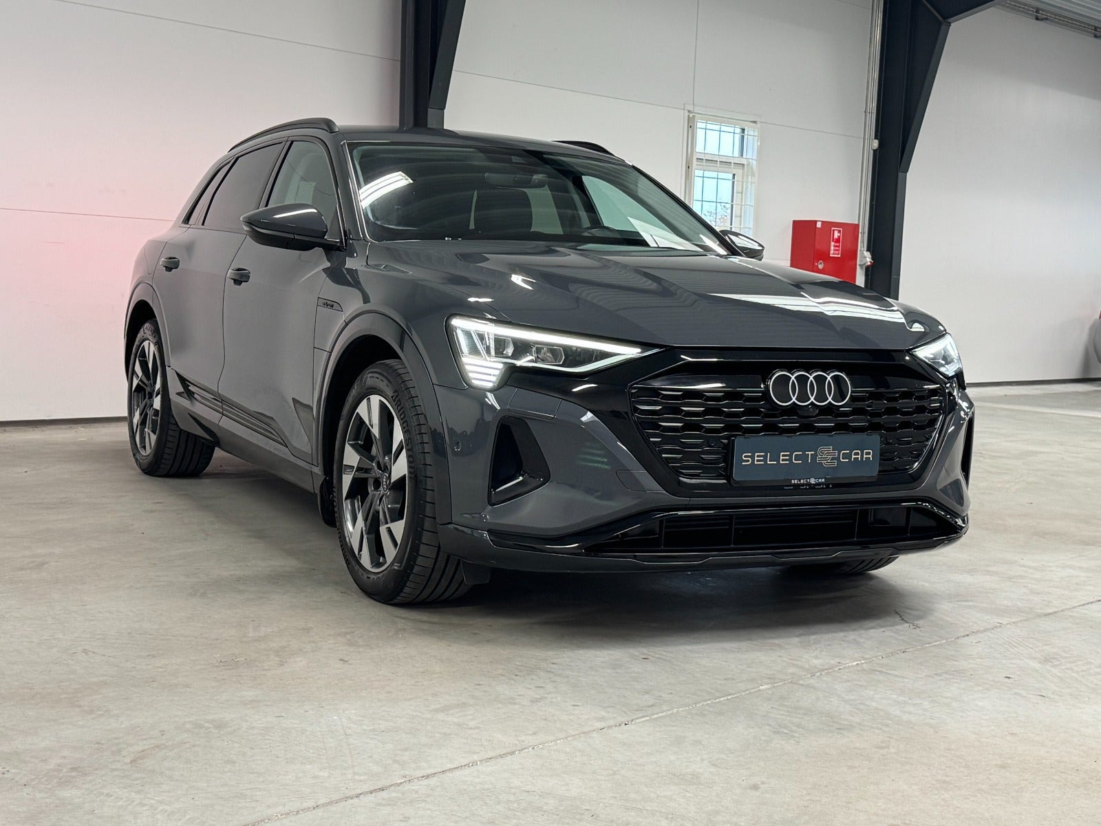 Grå Audi Q8 e-tron fra 2023