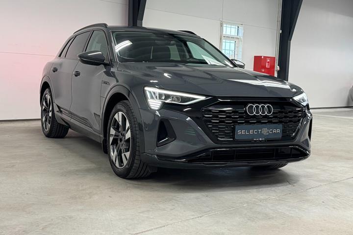 Grå Audi Q8 e-tron fra 2023