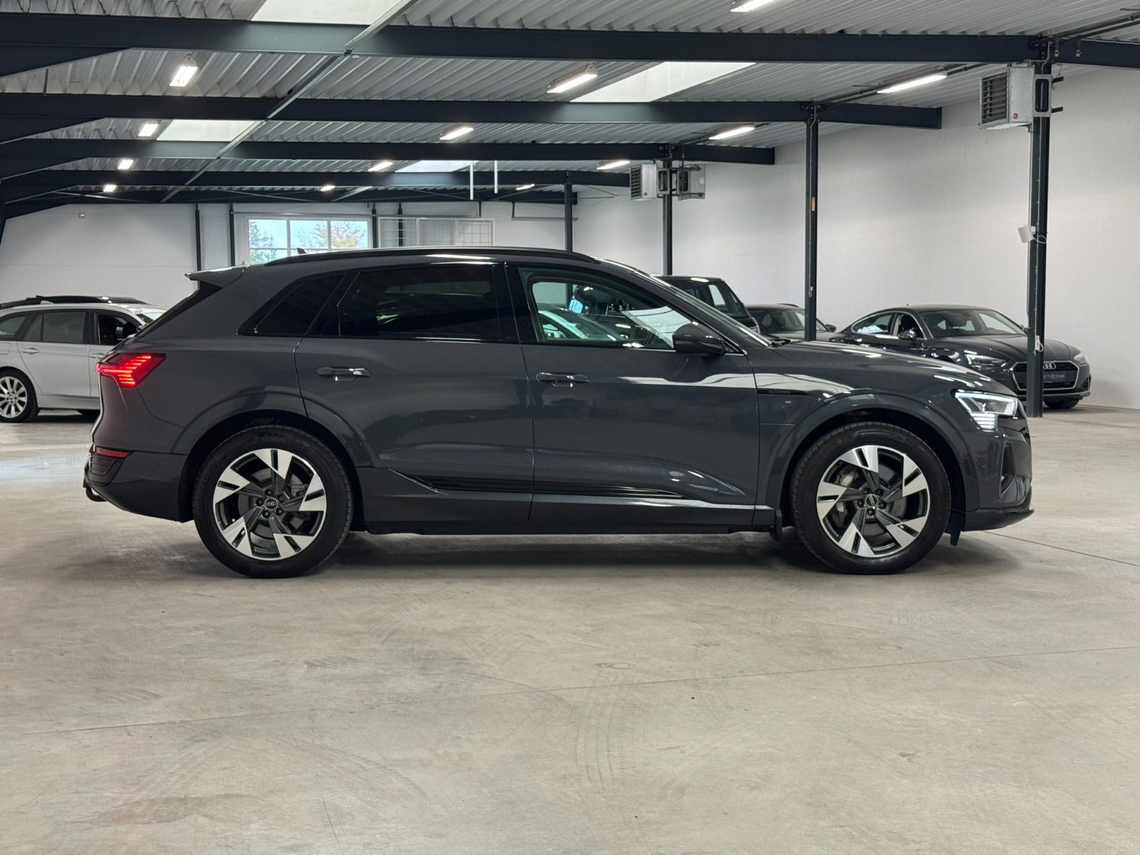 Grå Audi Q8 e-tron fra 2023