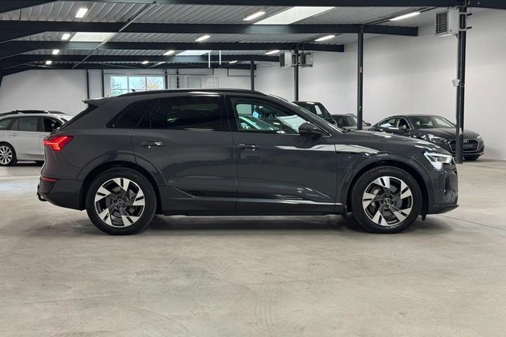 Grå Audi Q8 e-tron fra 2023