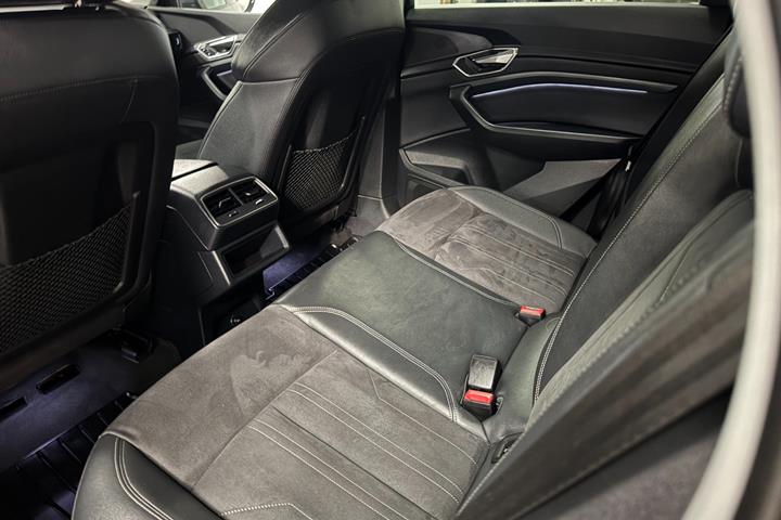 Grå Audi Q8 e-tron fra 2023