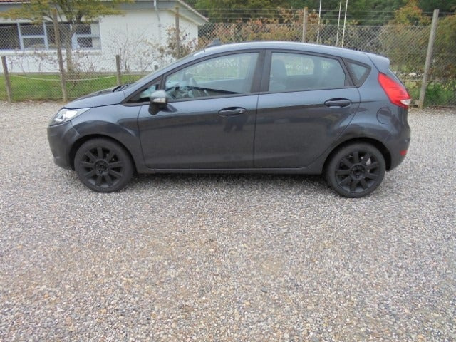 Grå Ford Fiesta fra 2009