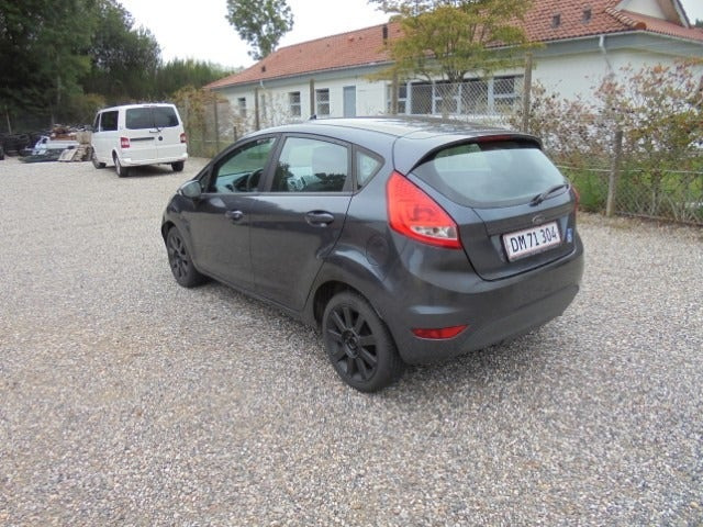 Grå Ford Fiesta fra 2009