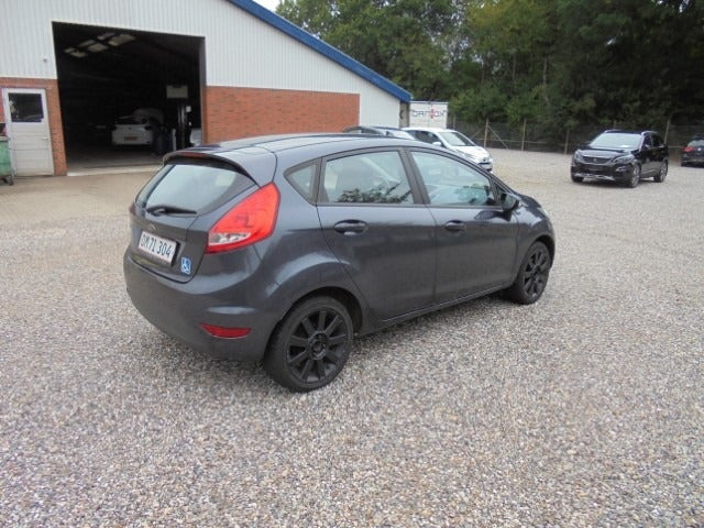 Grå Ford Fiesta fra 2009