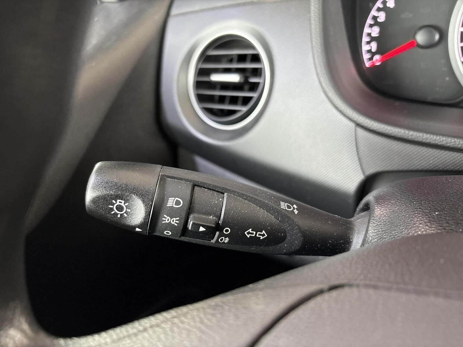 Grå Hyundai i10 fra 2018