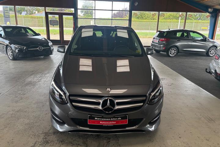 Grå Mercedes B180 fra 2016