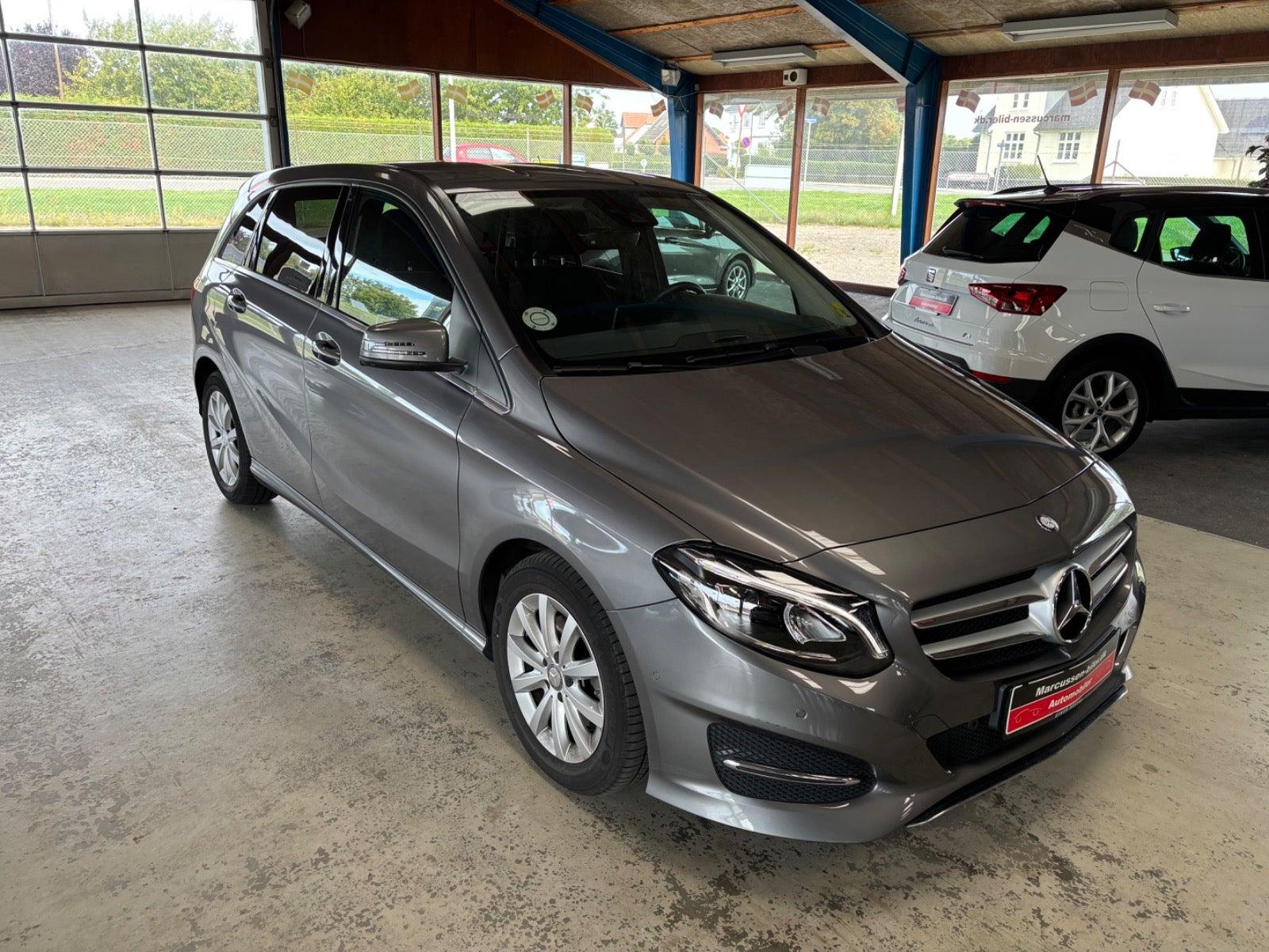 Grå Mercedes B180 fra 2016