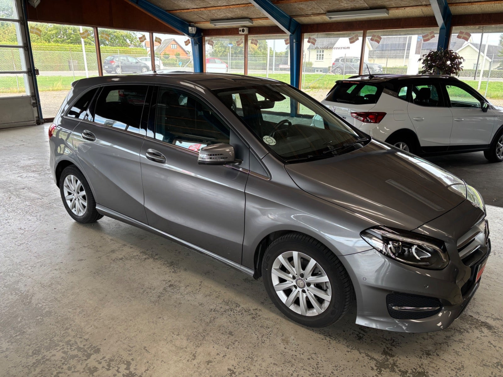 Grå Mercedes B180 fra 2016