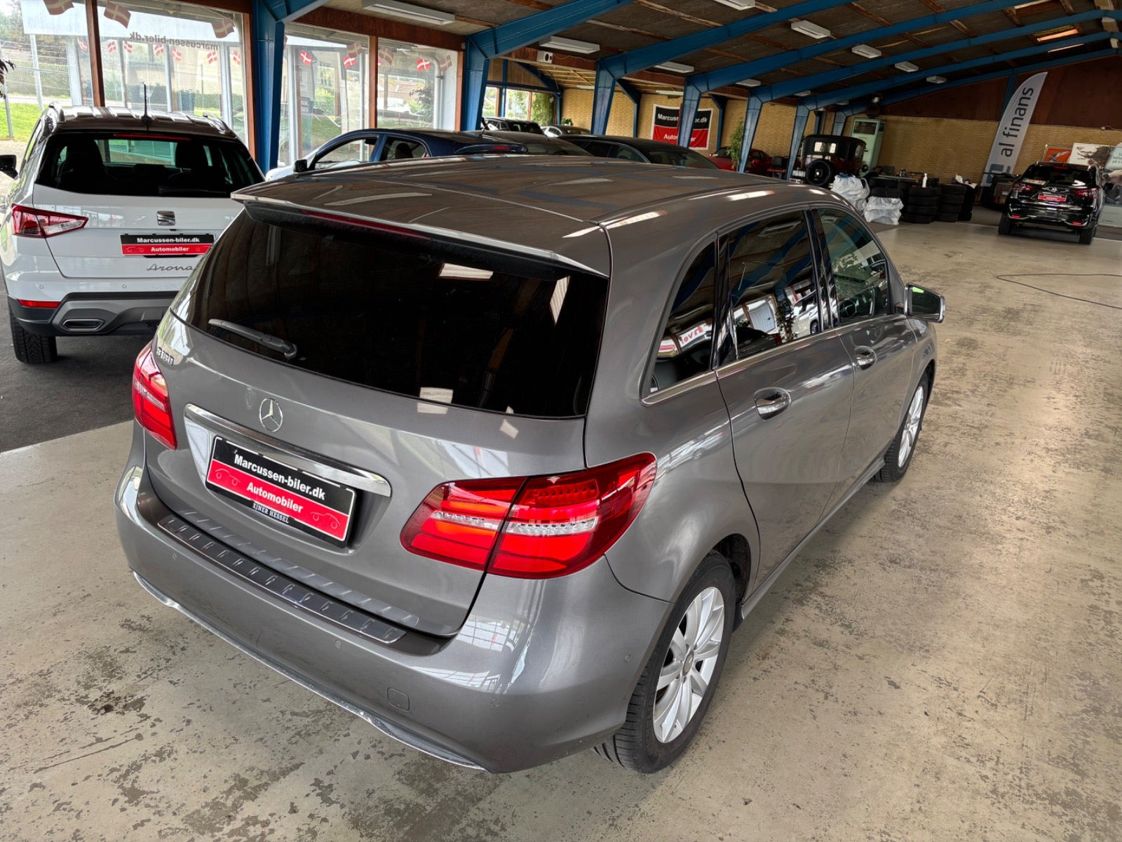 Grå Mercedes B180 fra 2016