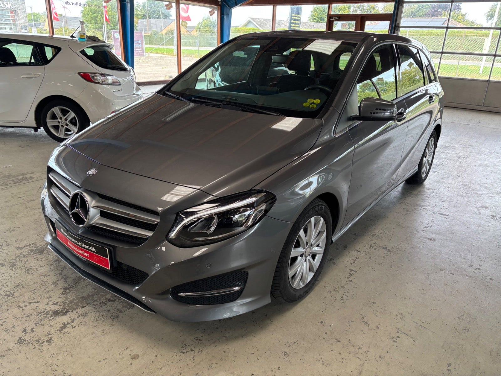 Grå Mercedes B180 fra 2016