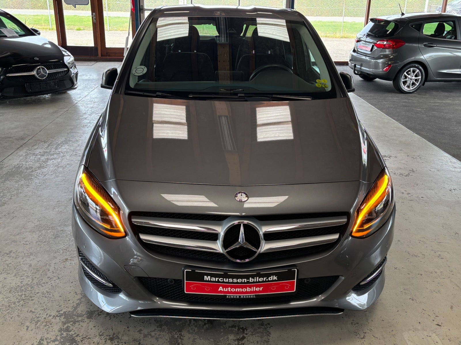 Grå Mercedes B180 fra 2016