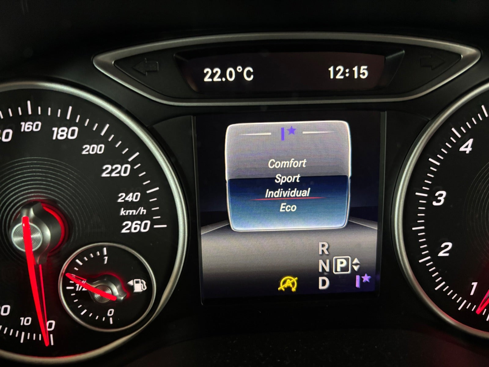 Grå Mercedes B180 fra 2016