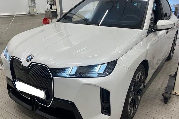 Hvid BMW iX fra 2026