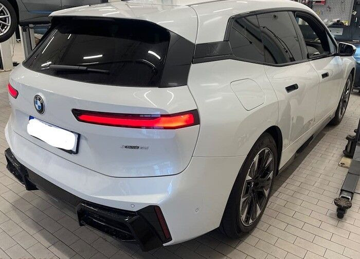 Hvid BMW iX fra 2026