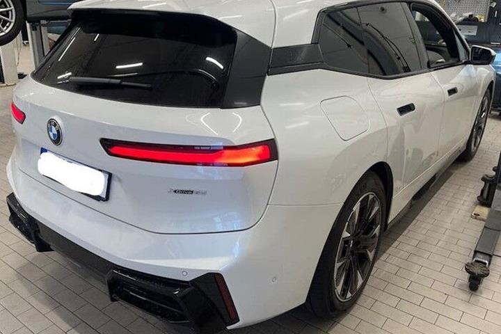 Hvid BMW iX fra 2026