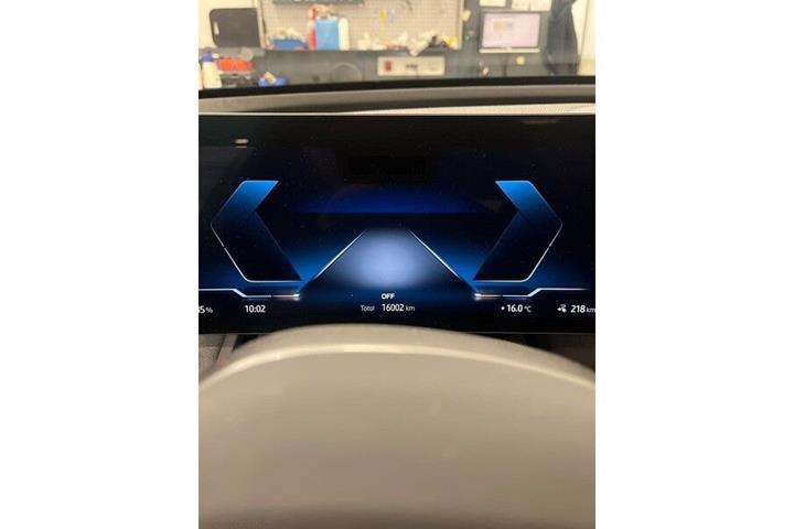 Hvid BMW iX fra 2026