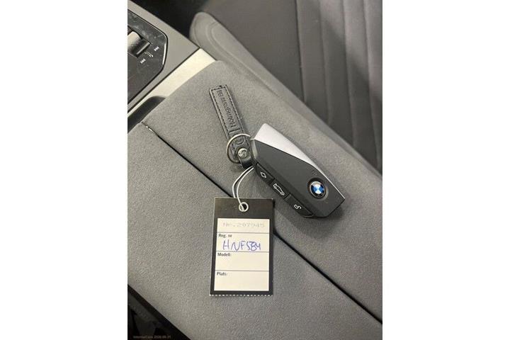 Hvid BMW iX fra 2026