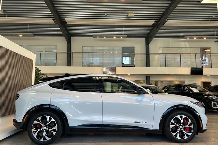 Hvid Ford Mustang Mach-E fra 2024