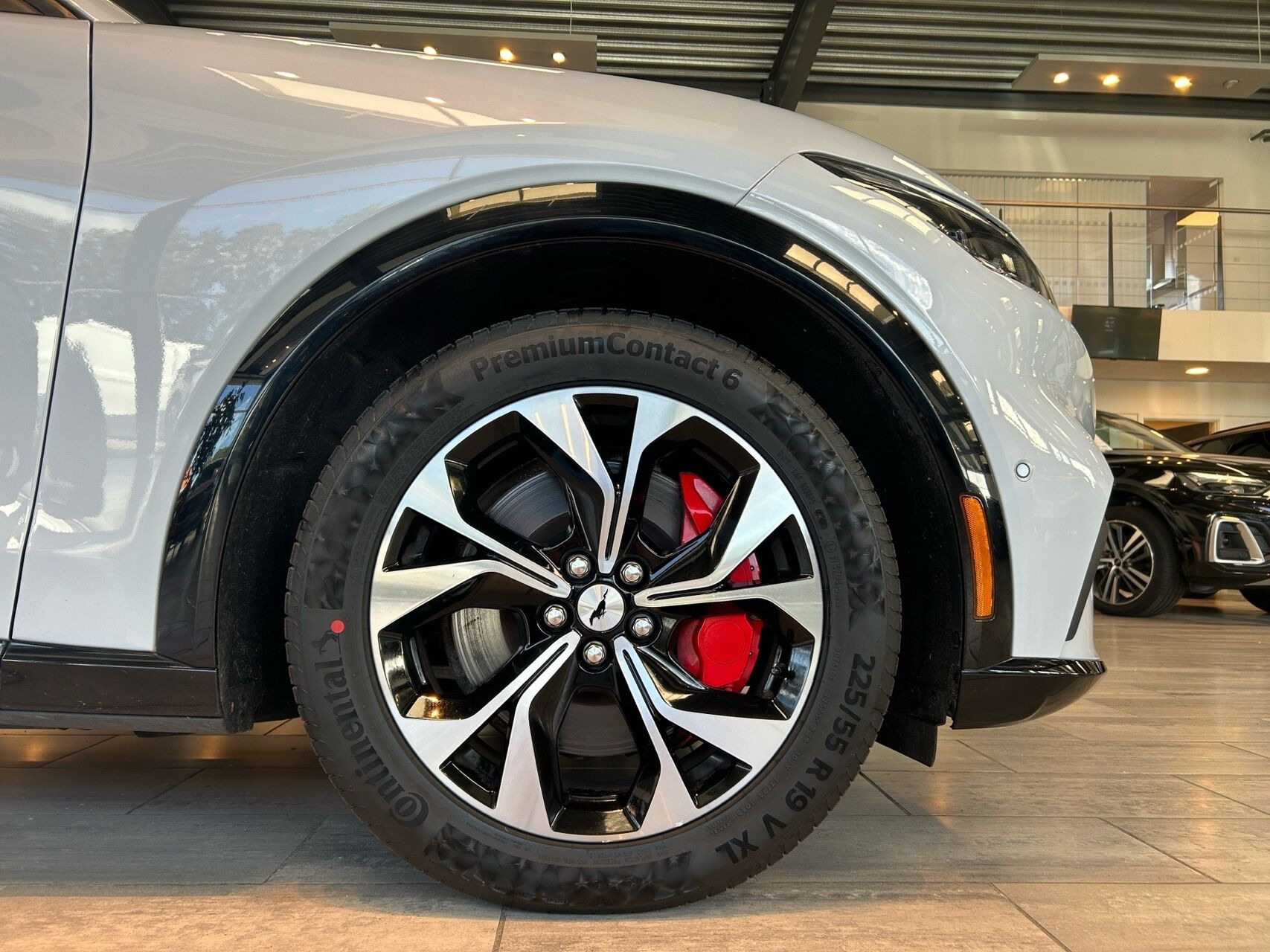Hvid Ford Mustang Mach-E fra 2024