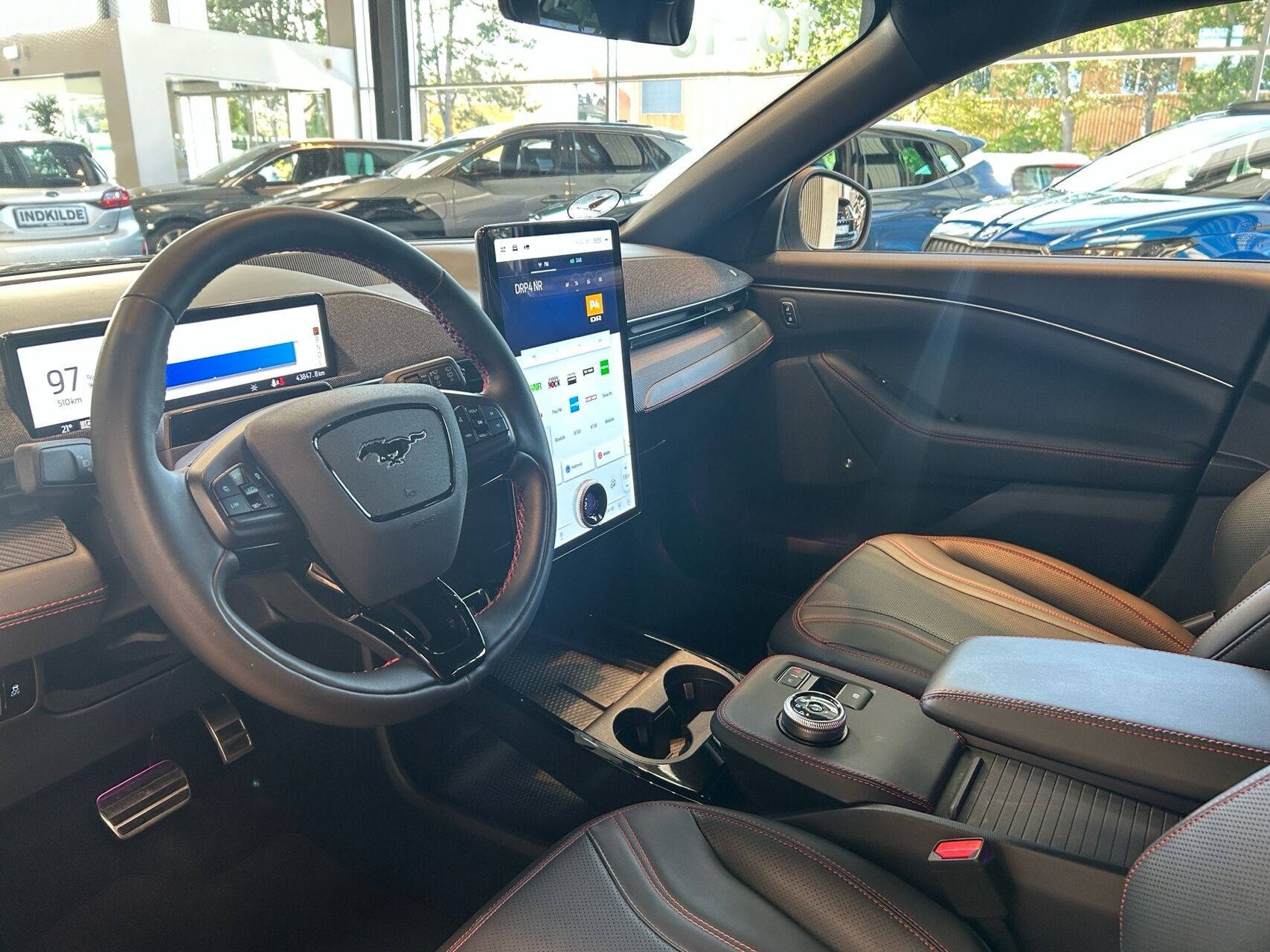 Hvid Ford Mustang Mach-E fra 2024