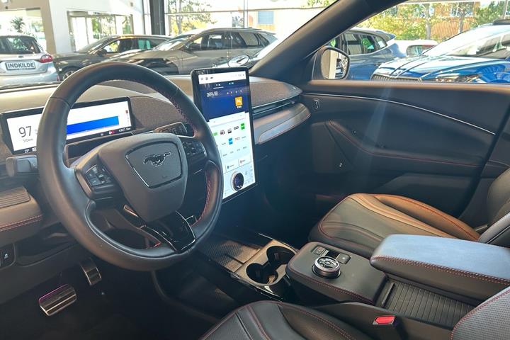 Hvid Ford Mustang Mach-E fra 2024